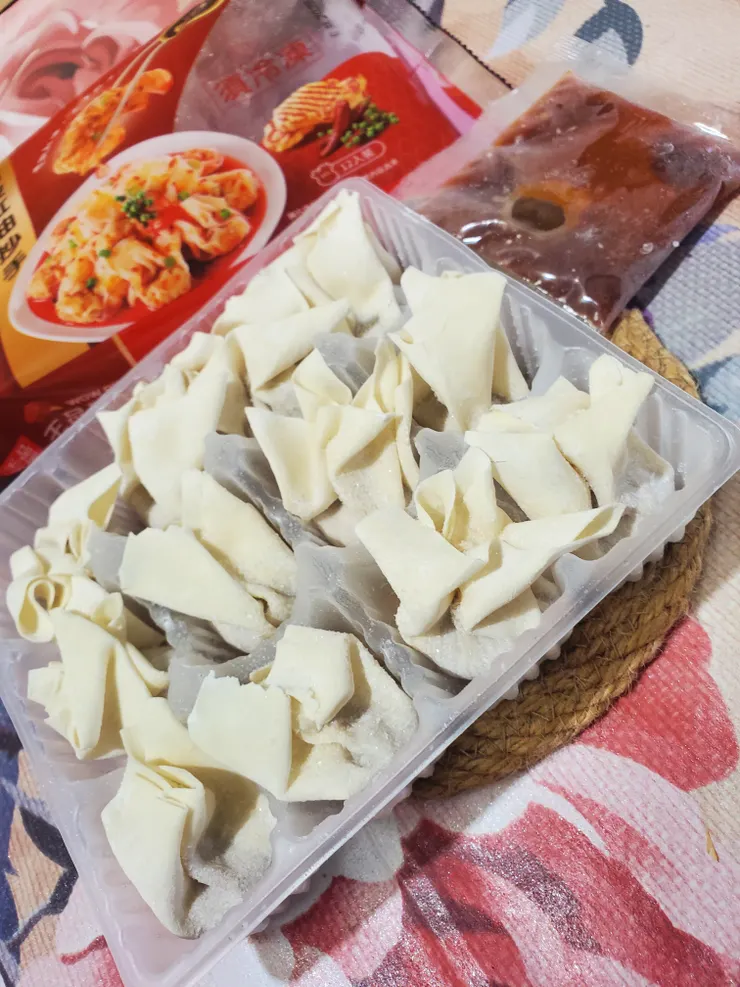 一包抄手有12小顆和一包醬料