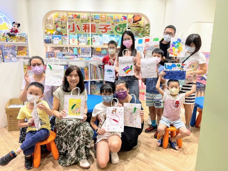 前來參與「繪本工作坊」的小朋友與家長們和總編一起合影。想像與實踐是開啟冒險的第一步,期待有更多讀者一起踏上旅程。