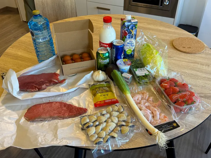 買了一堆，不過現切牛排不好吃太柴，牛奶有腥味，後來問了Maggie才知道歐洲都喝保久乳，這種瓶裝鮮奶沒有消毒會所以有腥味。