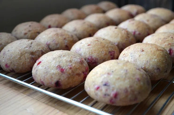 每個餐包重約40公克,直徑約6公分