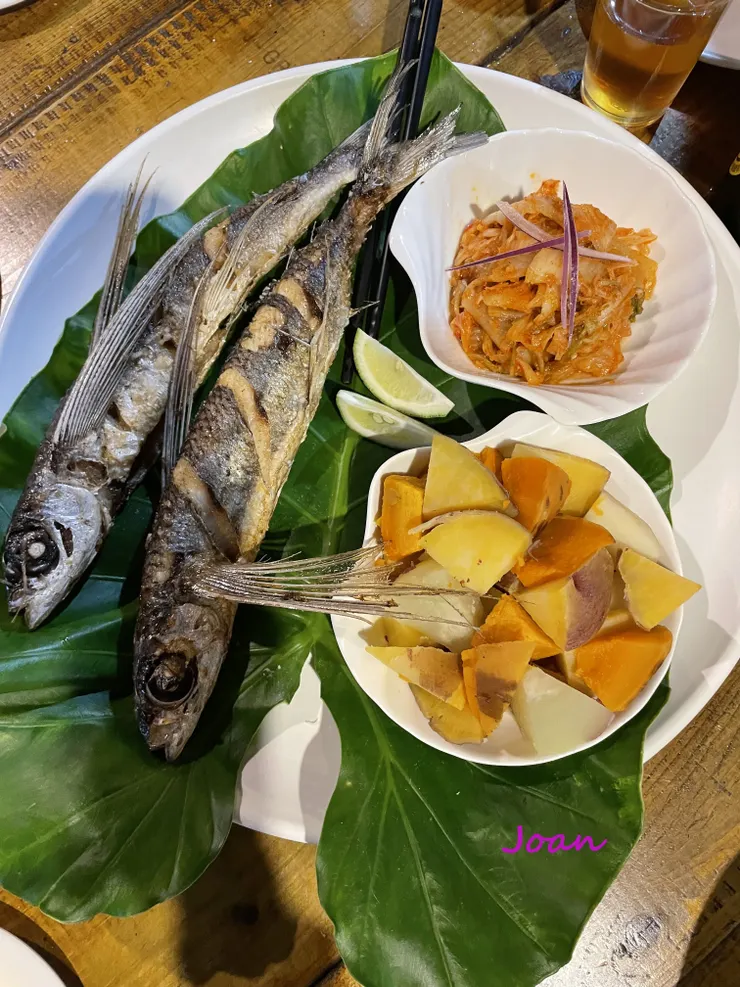 傳統藍嶼食物：飛魚、地瓜，底部襯有姑婆芋的葉子