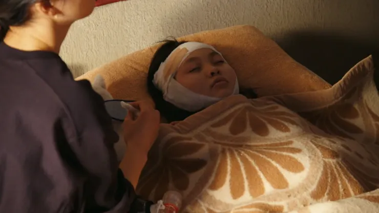 一夕之間頓失依靠的孤女潔米