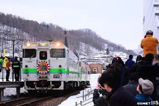 站外擠滿了拍攝人潮