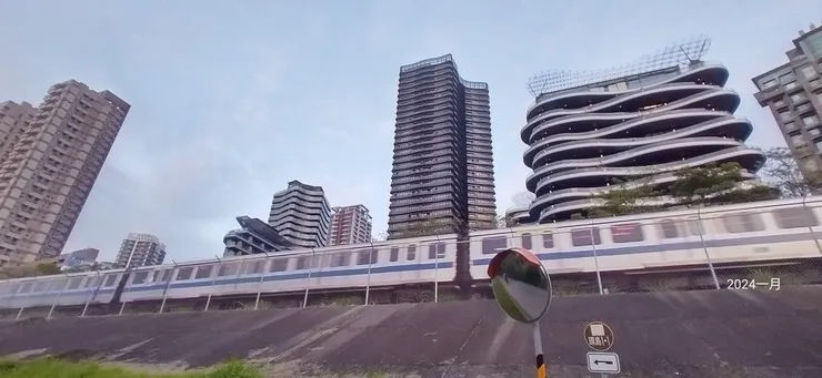 捷運列車與豪宅大樓