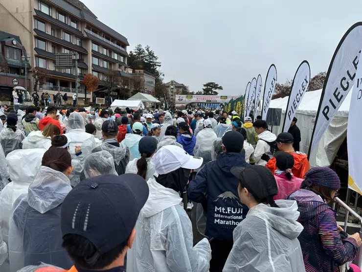 在寒風刺骨的雨天中起跑啦!! 強烈推薦攜帶輕便雨衣,防風雨又防寒