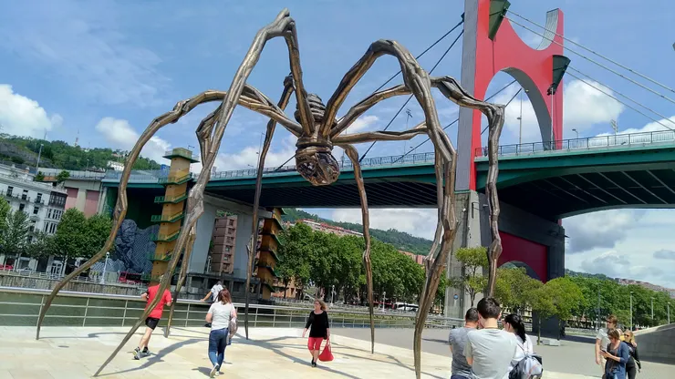 法國藝術家路易絲.布爾喬亞創作的9公尺高巨型蜘蛛雕塑《MAMAN》