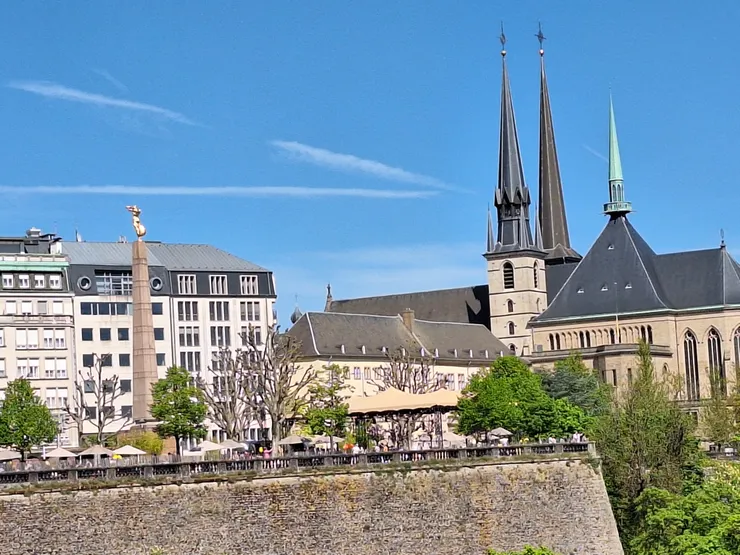 金色少女像(Gëlle Fra)前及盧森堡聖母院(Cathédrale Notre-Dame)後