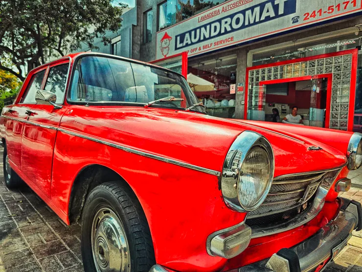 誇張的火紅老跑車