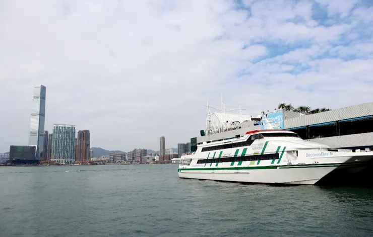 停泊在天星碼頭的渡輪