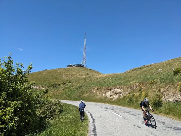 沿著Summit Rd走，圖中上方為Sugarloaf Communications Tower