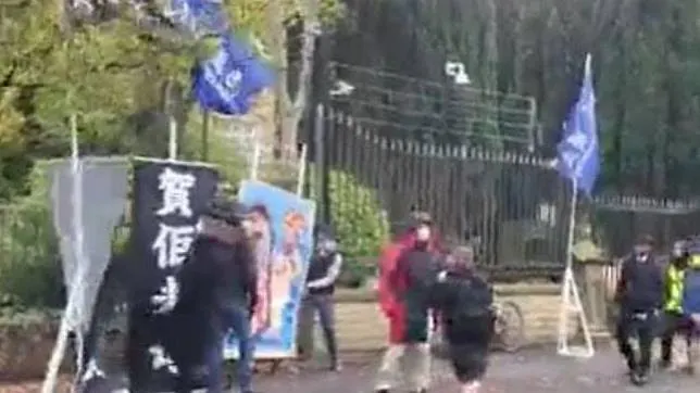 中共二十大當天，旅英香港人在中國駐英領事館外抗議，遭拖入使館內圍毆，震驚國際