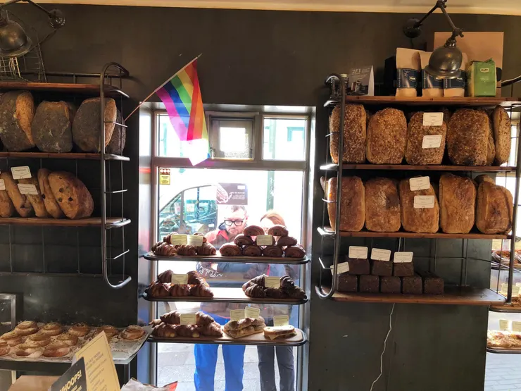 店面很小,一次只能容納幾個人。一大早就有人在外觀望,排隊等著進來買麵包。