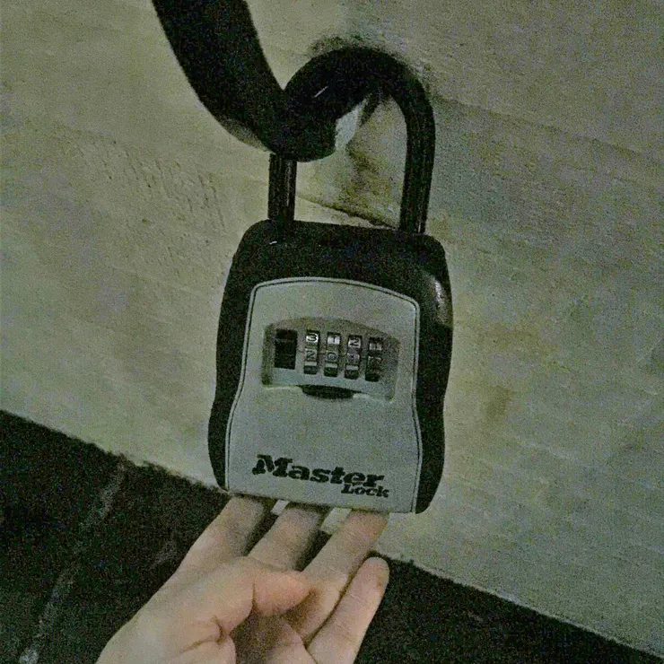 哇噻（不可以講哇靠，會被吹 T ）！取鑰匙還得先破解密碼盒