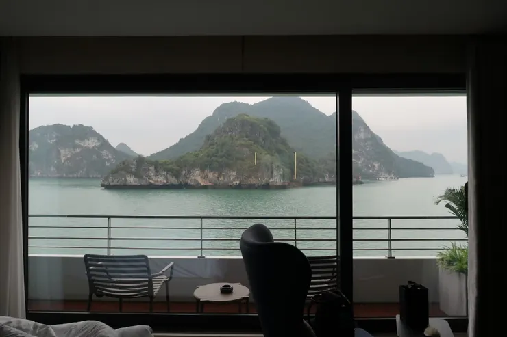 雖然陽台有提供菸灰缸，但非常幸運，我們這兩天上下(樓)左右(房)，都沒遇到吸菸的房客