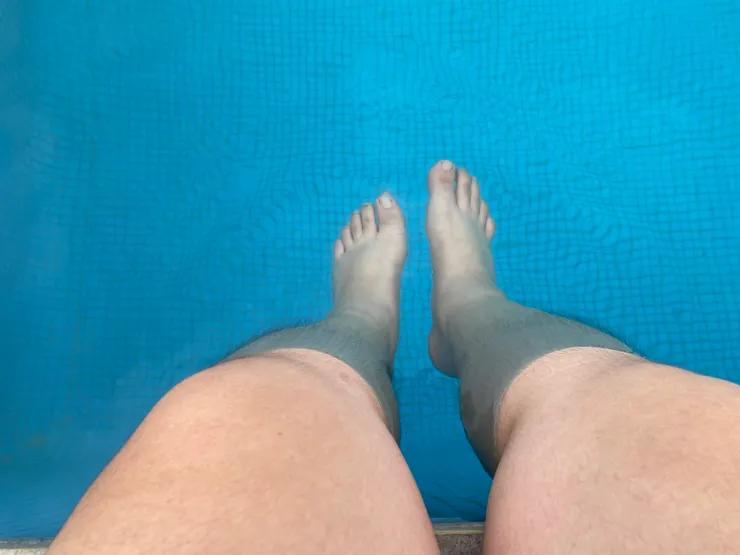 我就坐在泳池邊看少男少女們打情罵俏