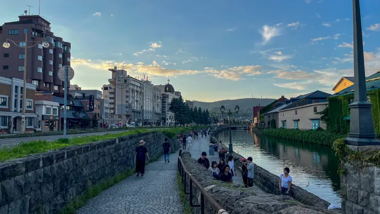 傍晚時分，聚集了許多人在河畔。