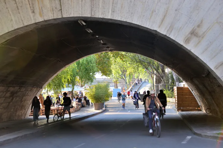 【塞納河觀光船往復岸邊遊人消閑】