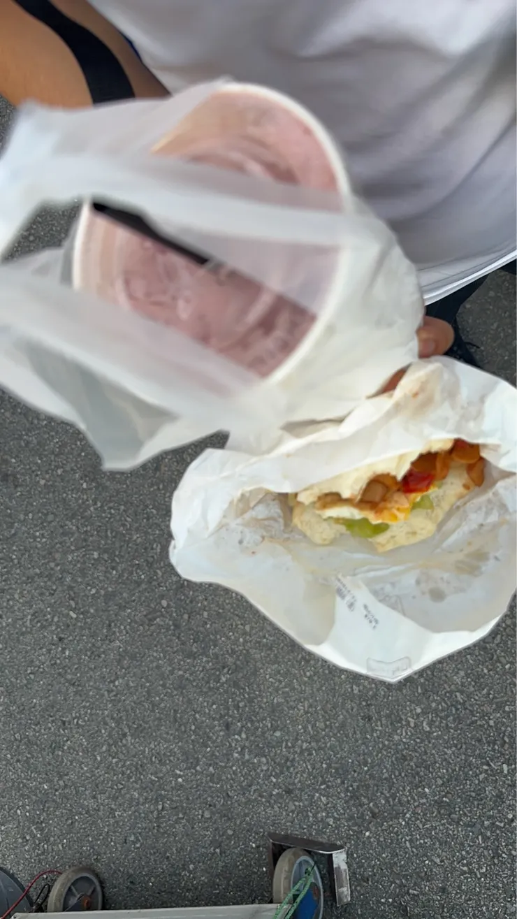 2025/09/12 西瓜哥晚餐吃卦包跟西瓜汁  