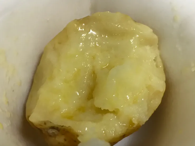 微波過後奶油融化滲入馬鈴薯，好吃！