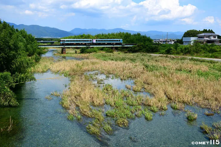特急劍山通過清澈見底的川田川(攝於阿波山川=川田)