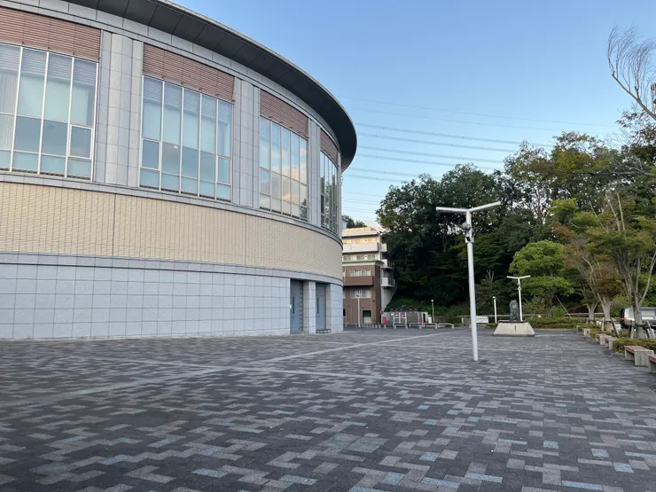 社辦前面阿橫騎著腳踏車晃來晃去的地方