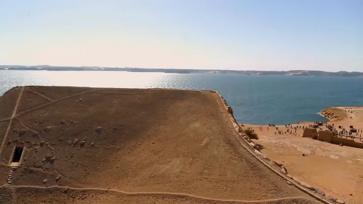 阿布辛貝神廟背面的空拍照,神廟前方即為興建大壩後形成的納塞湖。截圖自紀錄片,影片連結置於文末。