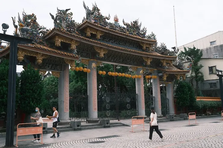 莊嚴牌樓（圖片截圖於網路）