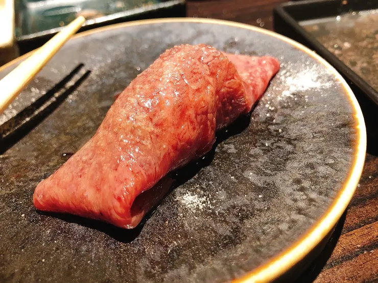 餓到只有和牛壽司來的及拍照