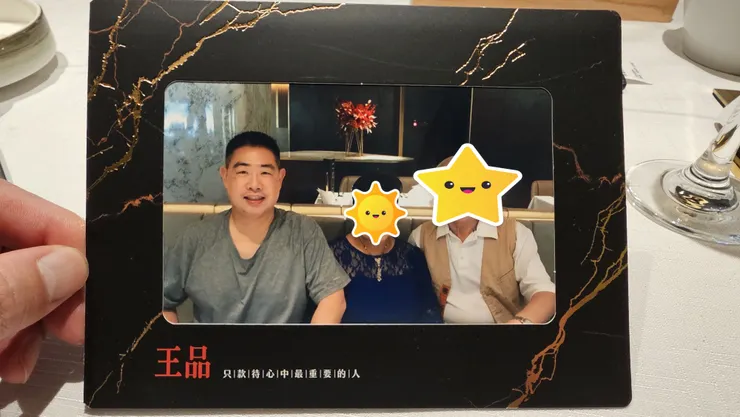王品牛排會幫我們拍一張照片沖洗出來裱框送給我們!超貼心!
