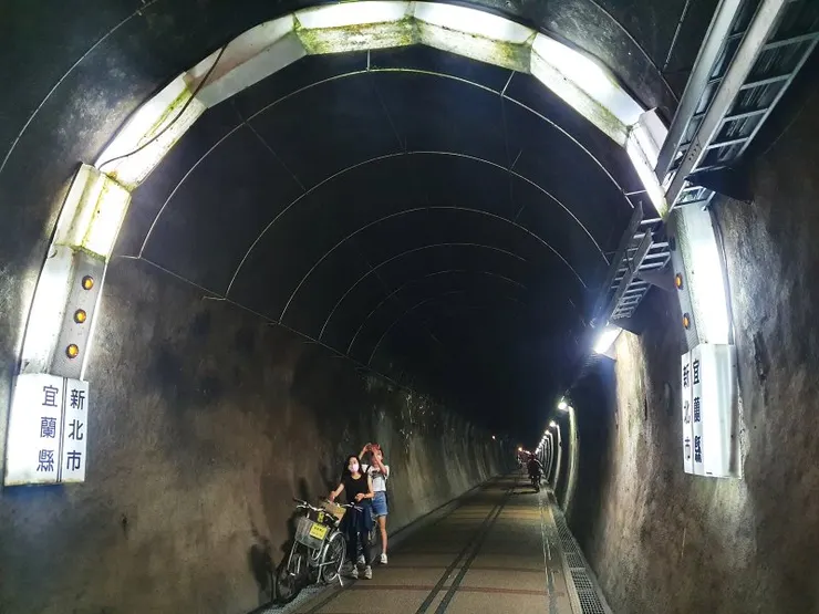 隧道內新北與宜蘭交界