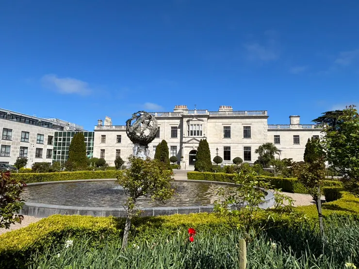 這其實才是飯店大門