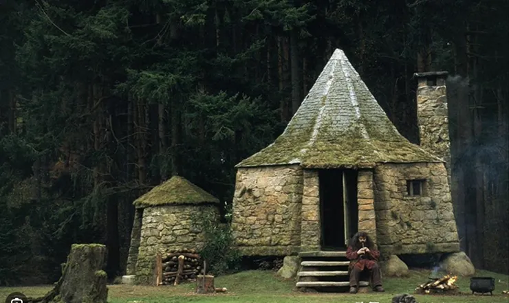 哈利波特 於小屋前吹笛子的海格