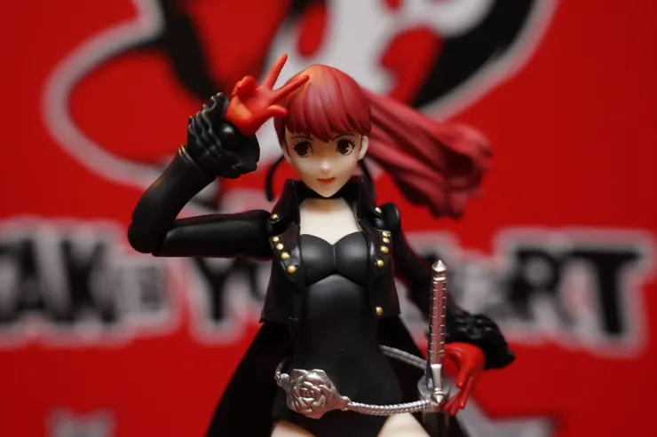 銀色玫瑰與劍套相連，這邊可能比較脆弱，需注意。