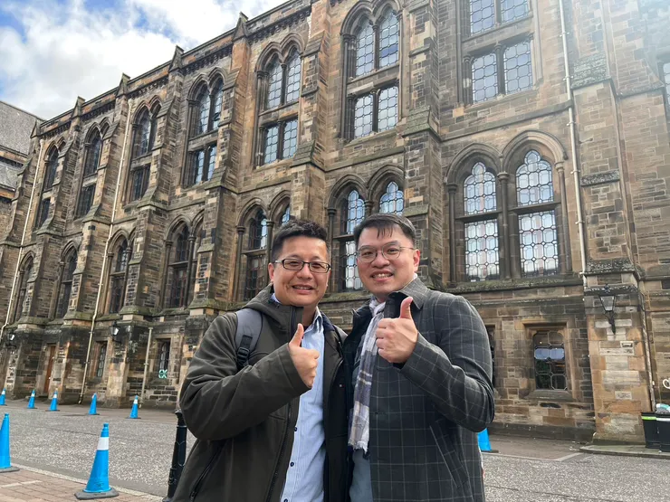在Glasgow校園內與萬芳黃文成主任(左)合影