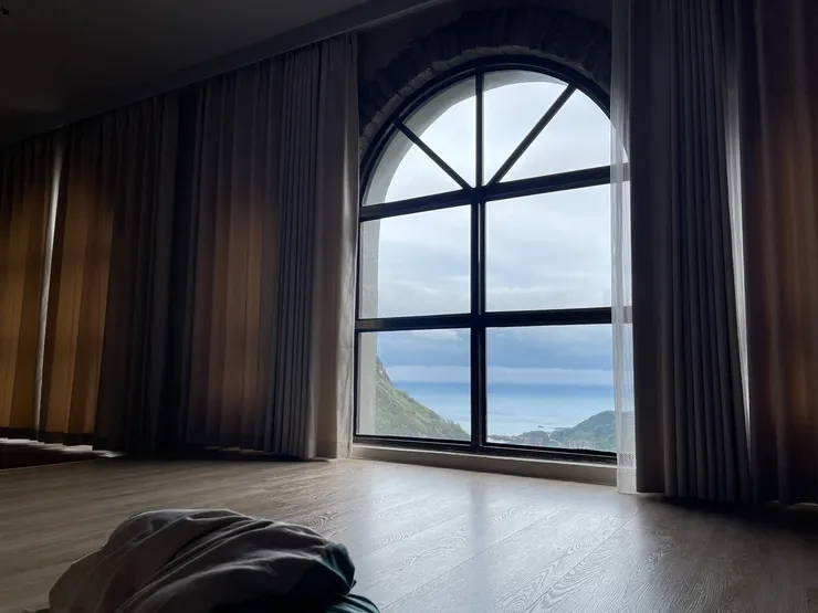 九份私藏52民宿海景房窗外的 陰陽海