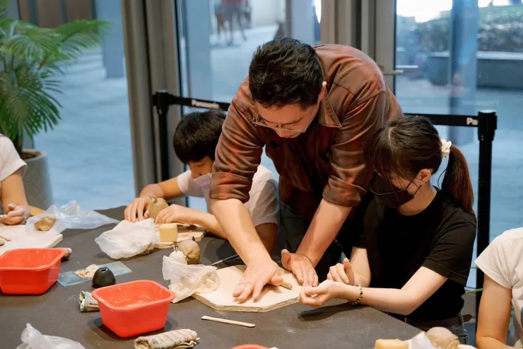 圖說：從一塊陶土開始，親自動手捏出屬於自己獨一無二的陶製杯、盤、小花器。（資料來源：愚哲陶藝工作室）