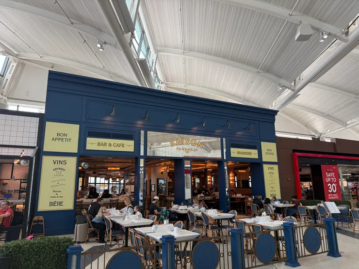 有不少餐廳和咖啡廳