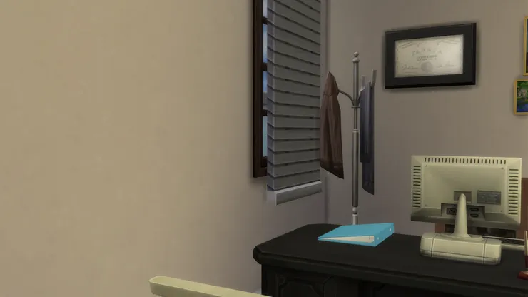 之前說過校長室是全校唯一安裝了窗簾的房間，始終校長是學校裏最大的人物嘛，不能太容易被看到。