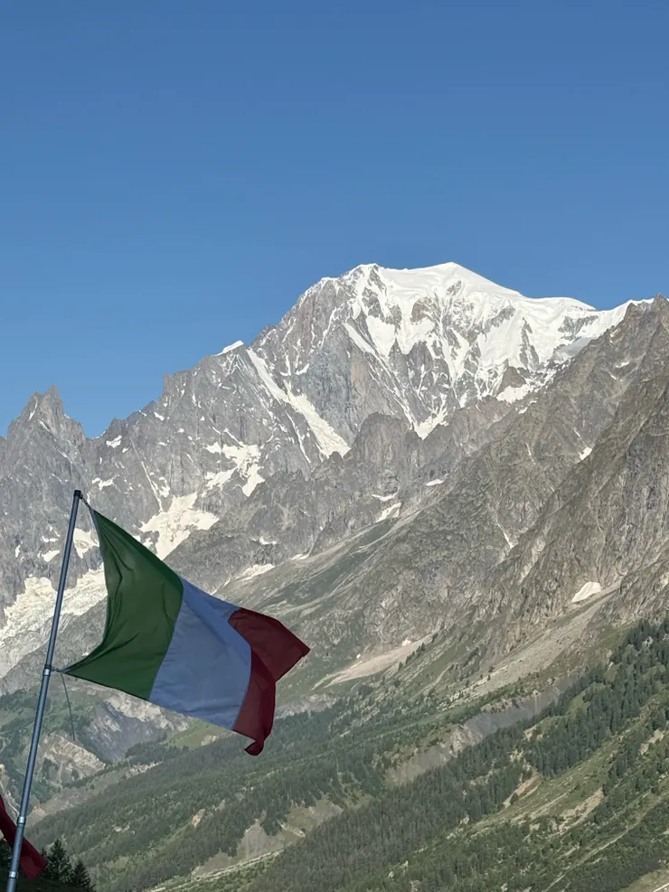 山屋前的白朗峰