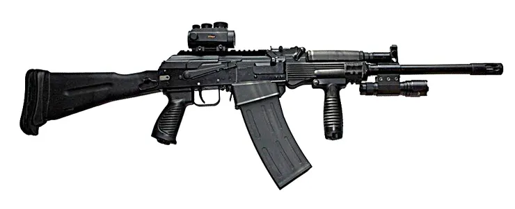 裝上了紅點鏡、垂直前握把和戰術燈的Saiga-12K「Taktika」030型