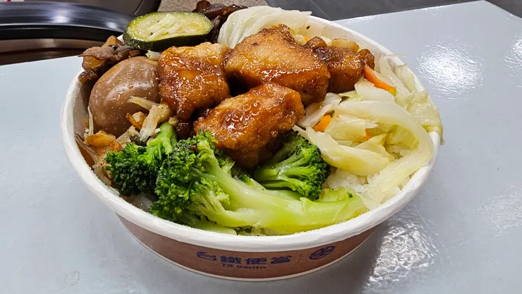 這是一個一百元的台鐵醬燒雞丁便當!好吃又健康!是臺北鐵路餐廳所製作的喔!