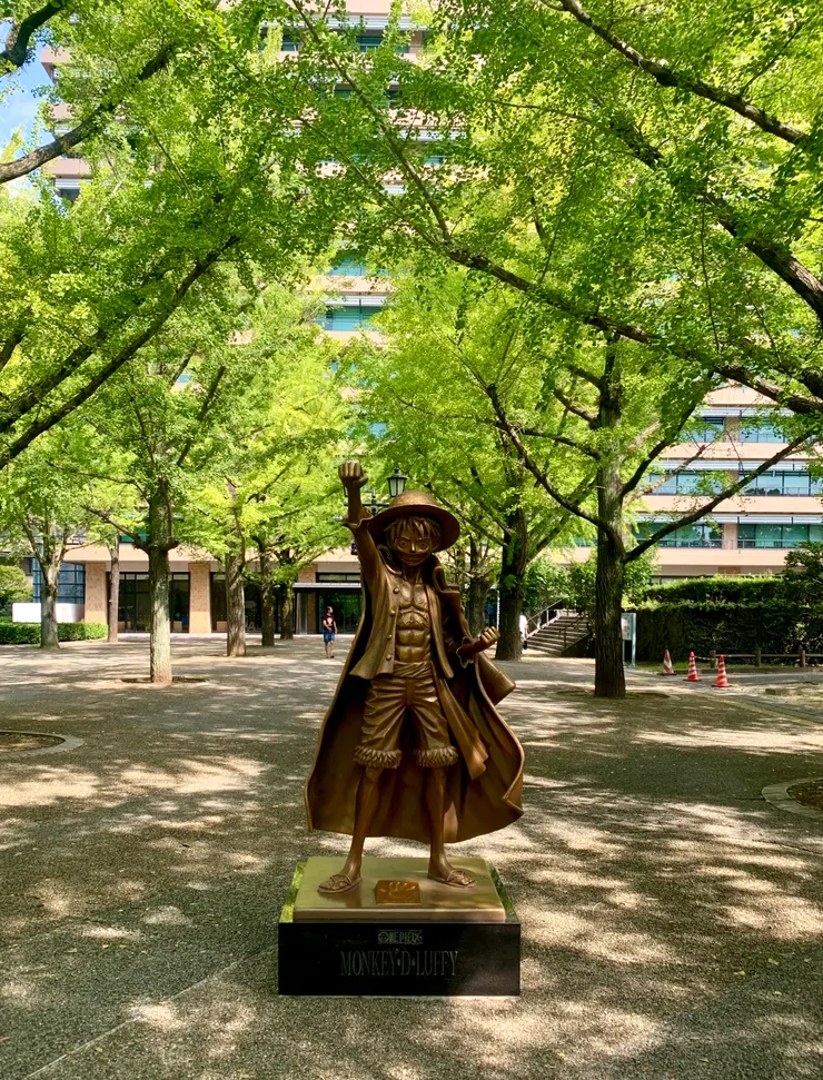 熊本縣廳前的魯夫雕像，基座上留有航海王作者尾田榮一郎的手印