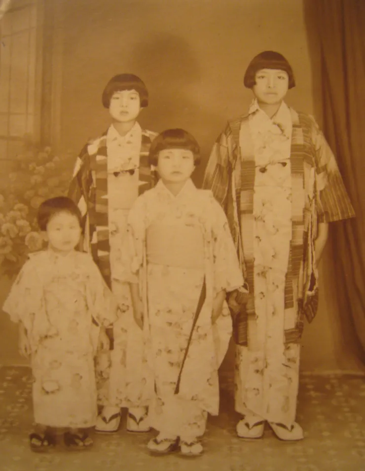 我媽媽在照片右二，年紀最小、站在照片左方的是阿姨