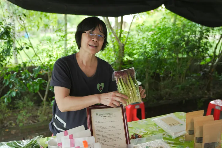 「我都會跟蔬菜、水果說話，希望它們健康地長大！」阿土農場涂愛麗臉上帶著親和的微笑表示。