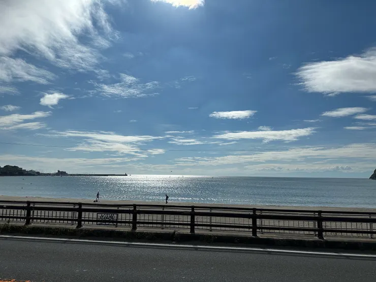 大晴天配上大海，還有從事水上活動的點點人影