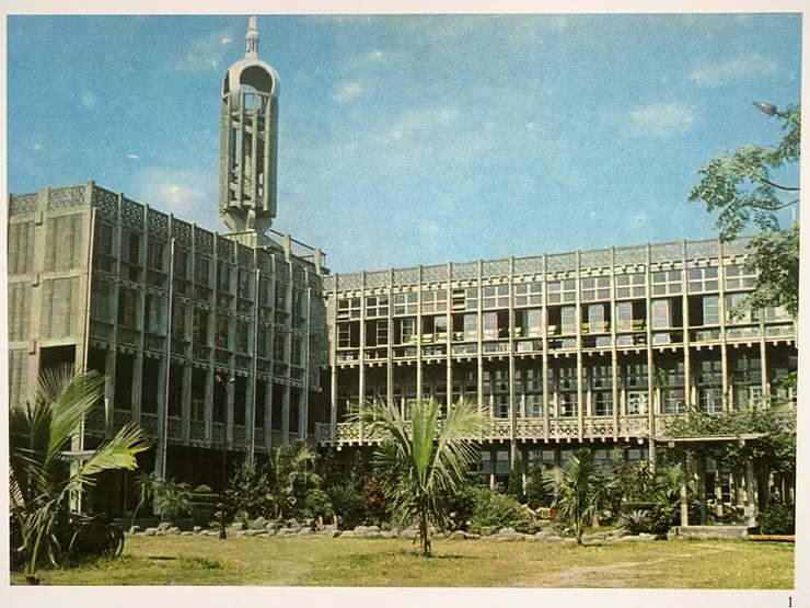 三信家商學生活動中心全景舊照，出自三信家商明信片。欄杆為三信校徽造型。圖片翻攝自《地域主義的先行者—陳仁和百年+3建築紀念大展》展場