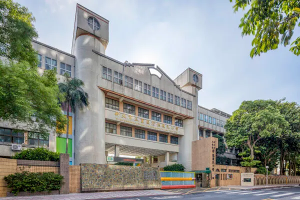 修德國際雙語國小距離新富雙宇基地不遠，步行即可抵達。學校擁有完善的教學環境與穩定的學習氛圍，是三重在地知名的優質學區之一。對於重視教育資源的年輕家庭而言，鄰近學校的便利性不僅提升生活品質，也讓孩子的通學更安全、更省時。實際入學條件依主管機關公告為準。圖/業者提供