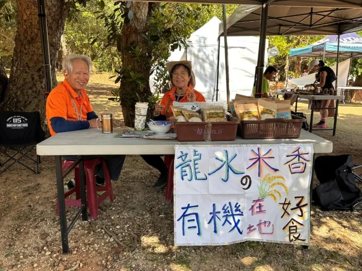 賽事與在地產業深度結合，現場提供以傳統工法製作的有機「米香」，讓選手品嚐恆春在地的好味道。圖/ HOKA Xtrail Kenting by UTMB主辦單位提供