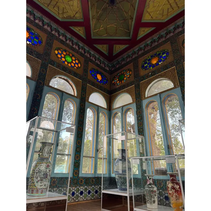 夏宮內部一隅，擺放蒐藏品