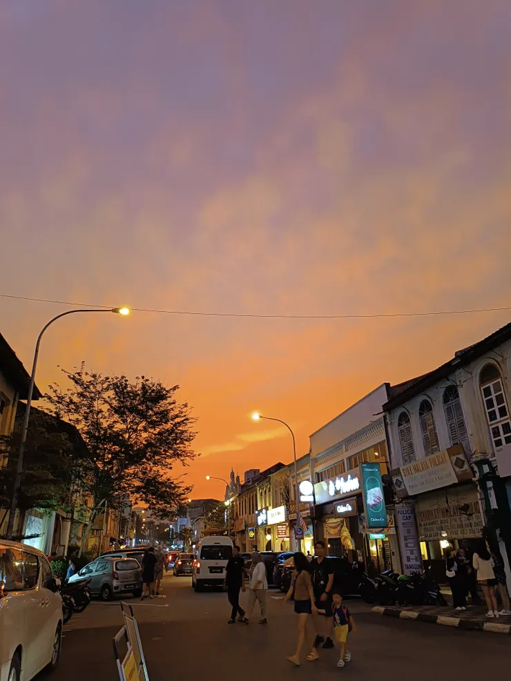 怡保舊街場上矗立許多過去英國殖民時期的建物，在怡保除了感受舊時代風華，也有不少美食值得探尋。